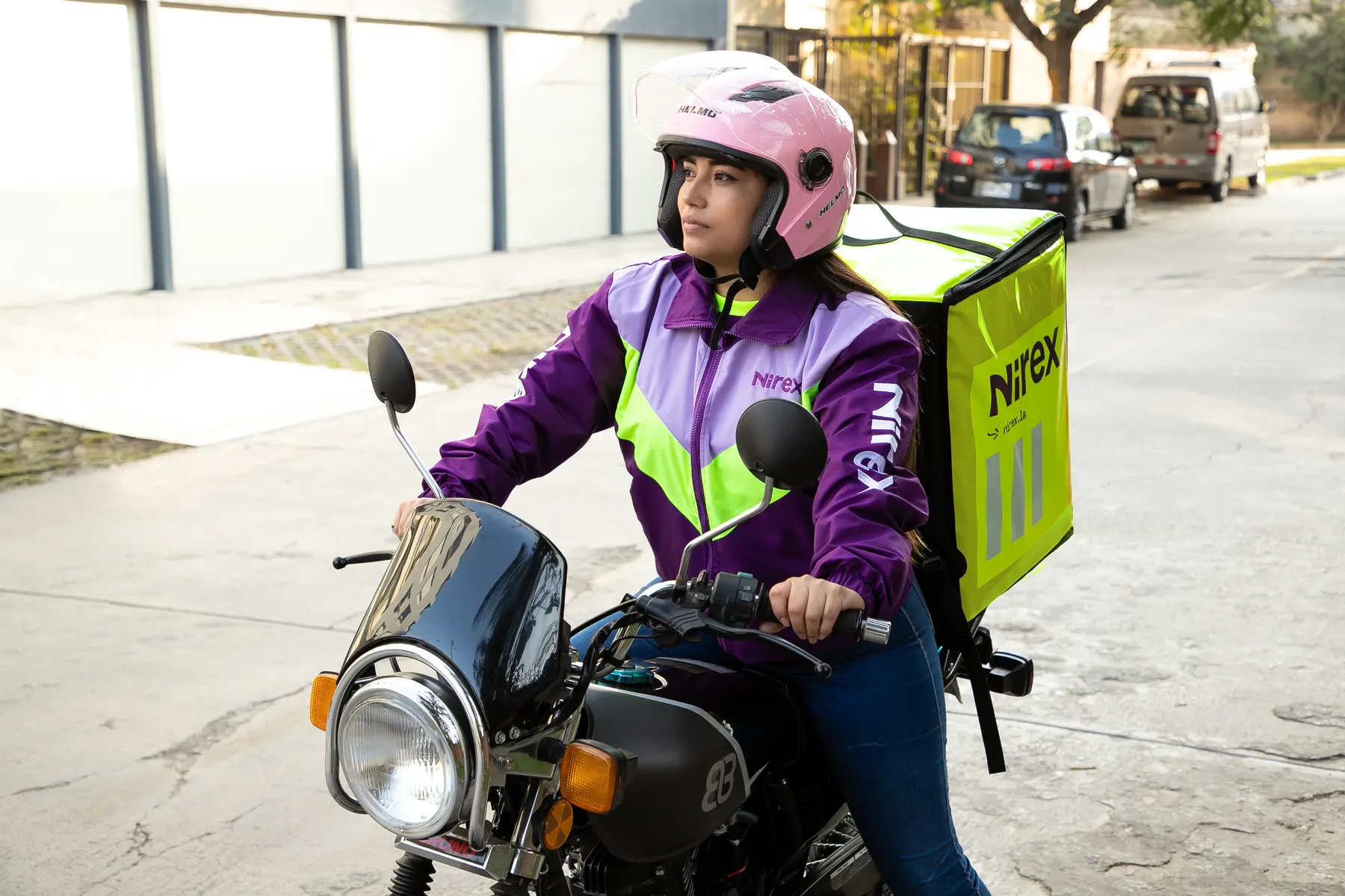 Rider de Nirex en ruta entregando un pedido